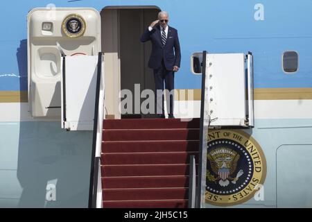 LOD, Israele. 15th luglio 2022. Il presidente degli Stati Uniti Joe Biden saluta da Air Force One durante la sua partenza all'aeroporto ben Gurion, a Lod, Israele, venerdì 15 luglio, 2022. Biden vola in Arabia Saudita dopo una visita ufficiale in Israele e nell'autorità palestinese. Pool Photo by Abir Sultan/UPI Credit: UPI/Alamy Live News Foto Stock