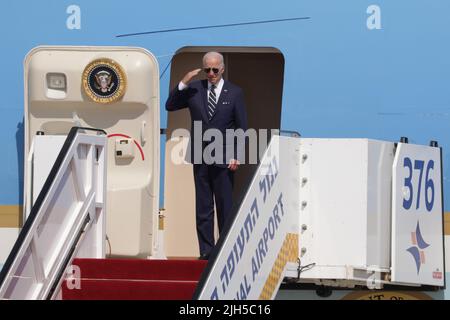 LOD, Israele. 15th luglio 2022. Il presidente degli Stati Uniti Joe Biden saluta da Air Force One durante la sua partenza all'aeroporto ben Gurion, a Lod, Israele, venerdì 15 luglio, 2022. Biden vola in Arabia Saudita dopo una visita ufficiale in Israele e nell'autorità palestinese. Pool Photo by Abir Sultan/UPI Credit: UPI/Alamy Live News Foto Stock