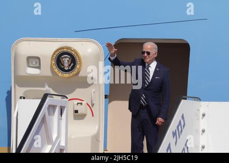 LOD, Israele. 15th luglio 2022. Il presidente degli Stati Uniti Joe Biden Waves da Air Force One durante la sua partenza all'aeroporto ben Gurion, a Lod, Israele, venerdì 15 luglio, 2022. Biden vola in Arabia Saudita dopo una visita ufficiale in Israele e nell'autorità palestinese. Pool Photo by Abir Sultan/UPI Credit: UPI/Alamy Live News Foto Stock