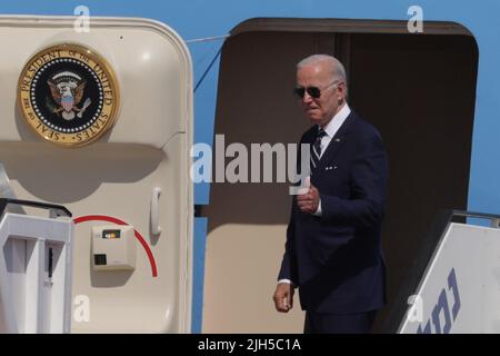 LOD, Israele. 15th luglio 2022. Il presidente degli Stati Uniti Joe Biden Waves da Air Force One durante la sua partenza all'aeroporto ben Gurion, a Lod, Israele, venerdì 15 luglio, 2022. Biden vola in Arabia Saudita dopo una visita ufficiale in Israele e nell'autorità palestinese. Pool Photo by Abir Sultan/UPI Credit: UPI/Alamy Live News Foto Stock