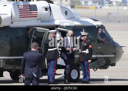 LOD, Israele. 15th luglio 2022. Il presidente degli Stati Uniti Joe Biden lascia Marine One mentre si prepara a salire a bordo dell'Air Force One durante la sua partenza all'aeroporto ben Gurion, a Lod, Israele, venerdì 15 luglio, 2022. Biden vola in Arabia Saudita dopo una visita ufficiale in Israele e nell'autorità palestinese. Pool Photo by Abir Sultan/UPI Credit: UPI/Alamy Live News Foto Stock