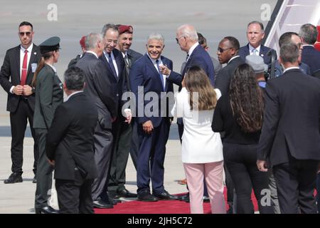 LOD, Israele. 15th luglio 2022. Il presidente degli Stati Uniti Joe Biden parla con il primo ministro israeliano Yair Lapid durante la sua partenza all'aeroporto ben Gurion, a Lod, Israele, venerdì 15 luglio, 2022. Biden vola in Arabia Saudita dopo una visita ufficiale in Israele e nell'autorità palestinese. Pool Photo by Abir Sultan/UPI Credit: UPI/Alamy Live News Foto Stock