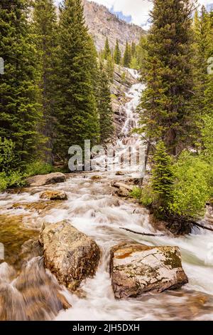 Vista soleggiata delle Cascate nascoste nel Grand Teton National Park nel Wyoming Foto Stock