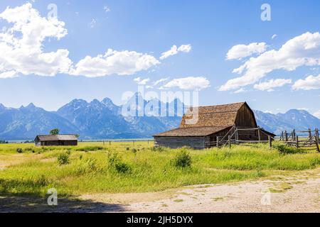 Vista soleggiata del Barn John Moulton e della Teton Range in Wyoming Foto Stock