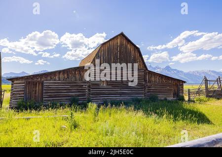 Vista soleggiata del Barn John Moulton e della Teton Range in Wyoming Foto Stock