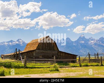 Vista soleggiata del Barn John Moulton e della Teton Range in Wyoming Foto Stock