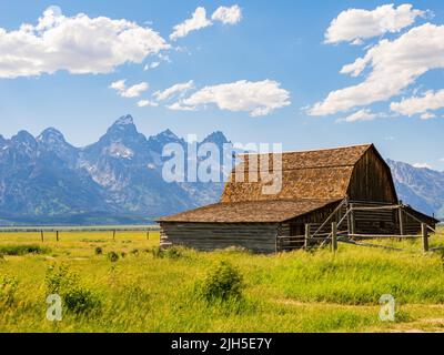 Vista soleggiata del Barn John Moulton e della Teton Range in Wyoming Foto Stock