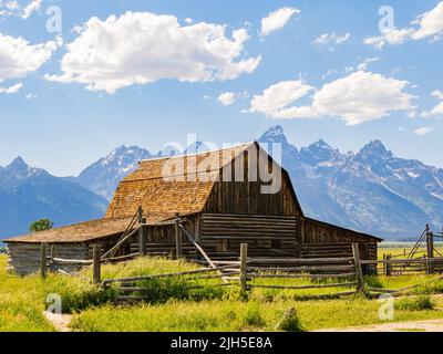 Vista soleggiata del Barn John Moulton e della Teton Range in Wyoming Foto Stock