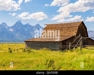 Vista soleggiata del Barn John Moulton e della Teton Range in Wyoming Foto Stock