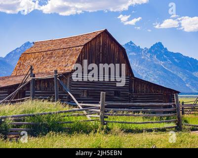 Vista soleggiata del Barn John Moulton e della Teton Range in Wyoming Foto Stock