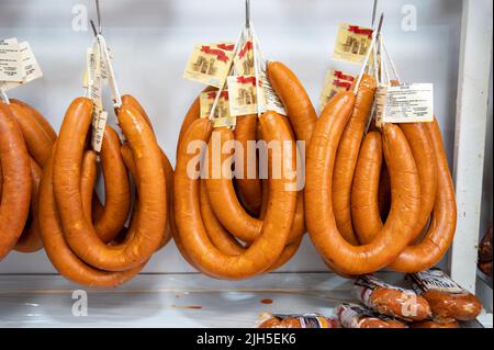 Salsicce o salumi appesi in vendita in un negozio in Spagna Foto Stock