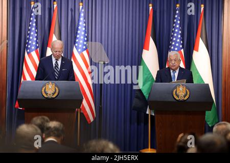 Ramallah, Cisgiordania. 15th luglio 2022. Il presidente degli Stati Uniti Joe Biden e il presidente palestinese Mahmoud sono mostrati durante la conferenza stampa congiunta sulla Cisgiordania nei territori palestinesi venerdì 15 luglio 2022. Biden vola in Arabia Saudita dopo una visita ufficiale in Israele e nei territori palestinesi. Credit: UPI/Alamy Live News Foto Stock