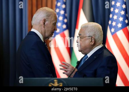 Ramallah, Cisgiordania. 15th luglio 2022. Il presidente degli Stati Uniti Joe Biden e il presidente palestinese Mahmoud si salutano durante la conferenza stampa congiunta sulla Cisgiordania nei territori palestinesi di venerdì 15 luglio 2022. Biden vola in Arabia Saudita dopo una visita ufficiale in Israele e nei territori palestinesi. Credit: UPI/Alamy Live News Foto Stock