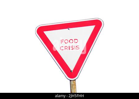 Concetto di crisi alimentare. Segnaletica stradale rossa isolata. Sfocatura vuoto triangolo vuoto rosso spia strada su sfondo bianco. Problema della fame. Fuori fuoco. Foto Stock