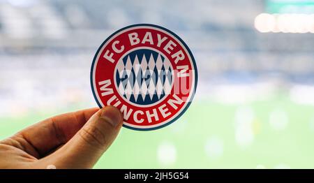 12 settembre 2021, Monaco di Baviera, Germania. L'emblema del club calcistico FC Bayern Monaco sullo sfondo di uno stadio moderno. Foto Stock