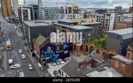 USO EDITORIALE SOLO Un murale Cyber-punk della star del Manchester City FC Joao Cancelo di Akse P19 e Global Street Art Agency viene presentato a Manchester come piattaforma di scambio cripto OKX celebra il fatto di diventare il partner ufficiale del kit di formazione di MCFC per la stagione 2022/2023. Data foto: Venerdì 15 luglio 2022. Foto Stock