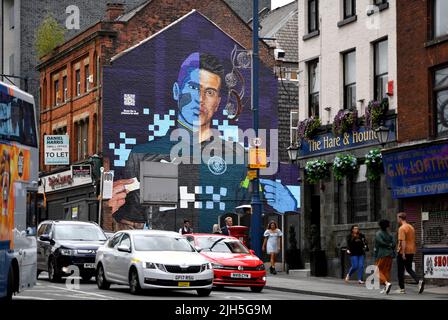 USO EDITORIALE SOLO Un murale Cyber-punk della star del Manchester City FC Joao Cancelo di Akse P19 e Global Street Art Agency viene presentato a Manchester come piattaforma di scambio cripto OKX celebra il fatto di diventare il partner ufficiale del kit di formazione di MCFC per la stagione 2022/2023. Data foto: Venerdì 15 luglio 2022. Foto Stock