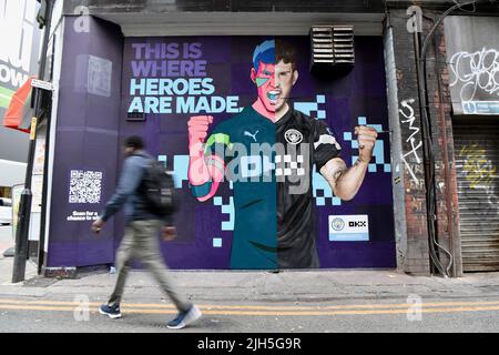 USO EDITORIALE SOLO Un murale Cyber-punk della star John Stones del Manchester City FC di Akse P19 e Global Street Art Agency viene presentato a Manchester come piattaforma di scambio cripto OKX celebra il fatto di diventare il partner ufficiale del kit di formazione di MCFC per la stagione 2022/2023. Data foto: Venerdì 15 luglio 2022. Foto Stock