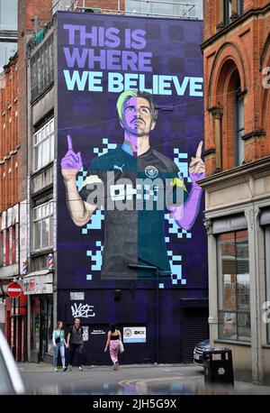 USO EDITORIALE SOLO Un murale Cyber-punk della star del Manchester City FC Jack Grealish di Akse P19 e Global Street Art Agency viene presentato a Manchester come piattaforma di scambio cripto OKX celebra il fatto di diventare il partner ufficiale del kit di formazione di MCFC per la stagione 2022/2023. Data foto: Venerdì 15 luglio 2022. Foto Stock