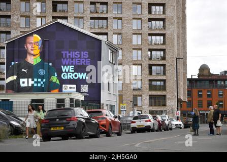 USO EDITORIALE SOLO Un murale Cyber-Punk della star del Manchester City FC Erling Haaland di Akse P19 e Global Street Art Agency viene presentato a Manchester come piattaforma di scambio criptato OKX celebra il suo ingresso nel kit di formazione ufficiale partner di MCFC per la stagione 2022/2023. Data foto: Venerdì 15 luglio 2022. Foto Stock