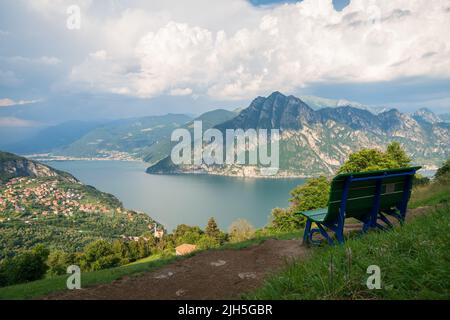 Vista dal 'Big Bench' al Lago d'Iseo e al Monte Corna Trentapassi in una giornata di sole con le nuvole. Fonteno, Bergamo, Lombardia, Italia. Foto Stock