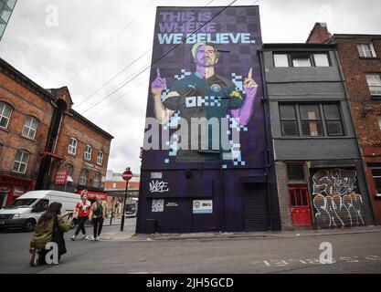 USO EDITORIALE SOLO Un murale Cyber-punk della star del Manchester City FC Jack Grealish di Akse P19 e Global Street Art Agency viene presentato a Manchester come piattaforma di scambio cripto OKX celebra il fatto di diventare il partner ufficiale del kit di formazione di MCFC per la stagione 2022/2023. Data foto: Venerdì 15 luglio 2022. Foto Stock