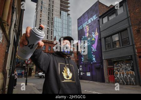 SOLO PER USO EDITORIALE l'artista Graffiti AKSE P19 svela il suo murale Cyber-Punk della star del Manchester City FC Jack Grealish a Manchester, creato con la Global Street Art Agency, come piattaforma di scambio cripto OKX celebra il fatto di diventare il partner ufficiale del kit di formazione MCFC per la stagione 2022/2023. Data foto: Venerdì 15 luglio 2022. Foto Stock