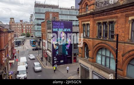 USO EDITORIALE SOLO Un murale Cyber-punk della star del Manchester City FC Jack Grealish di Akse P19 e Global Street Art Agency viene presentato a Manchester come piattaforma di scambio cripto OKX celebra il fatto di diventare il partner ufficiale del kit di formazione di MCFC per la stagione 2022/2023. Data foto: Venerdì 15 luglio 2022. Foto Stock