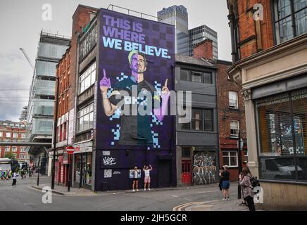 USO EDITORIALE SOLO Un murale Cyber-punk della star del Manchester City FC Jack Grealish di Akse P19 e Global Street Art Agency viene presentato a Manchester come piattaforma di scambio cripto OKX celebra il fatto di diventare il partner ufficiale del kit di formazione di MCFC per la stagione 2022/2023. Data foto: Venerdì 15 luglio 2022. Foto Stock