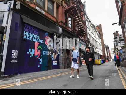 USO EDITORIALE SOLO Un murale Cyber-punk della star John Stones del Manchester City FC di Akse P19 e Global Street Art Agency viene presentato a Manchester come piattaforma di scambio cripto OKX celebra il fatto di diventare il partner ufficiale del kit di formazione di MCFC per la stagione 2022/2023. Data foto: Venerdì 15 luglio 2022. Foto Stock