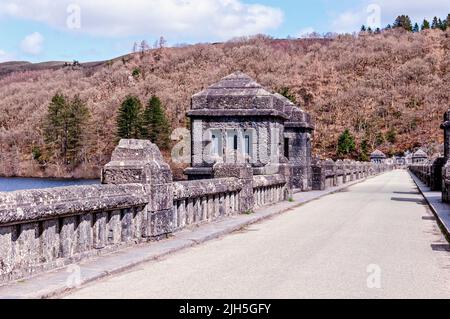 La diga di Vyrnwy costruita tra il 1881 e il 1890 fu progettata dagli ingegneri George Frederick Deacon e Thomas Hawksley è una diga in muratura con una strada in cima Foto Stock