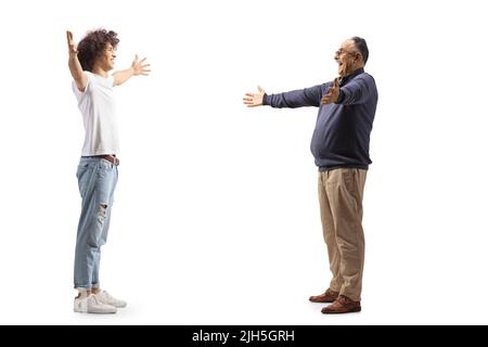 Felice giovane uomo che incontra un uomo maturo isolato su sfondo bianco Foto Stock