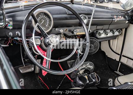 Libano, TN - 14 maggio 2022: Primo piano la vista interna di una Ford Deluxe Business Coupé 1950 ad una mostra di auto locale. Foto Stock