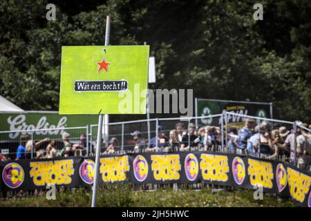 Lichtenvoorde, Paesi Bassi. 15th luglio 2022. Lichtenvoorde, Paesi Bassi. 15th luglio 2022. 2022-07-15 14:15:08 LICHTENVOORDE - atmosfera del pubblico al motocross durante la Croce Zwarte. Il festival è stato annullato negli ultimi due anni a causa della pandemia della corona. ANP VINCENT JANNINK netherlands OUT - belgium OUT Credit: ANP/Alamy Live News Credit: ANP/Alamy Live News Foto Stock