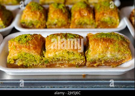 Dolce turco o arabo, baklava a base di pasta filo, ripieno di pistacchi tritati e zuccherato con sciroppo o miele, da vicino Foto Stock