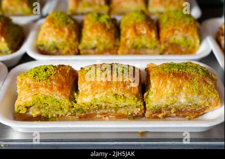 Dolce turco o arabo, baklava a base di pasta filo, ripieno di pistacchi tritati e zuccherato con sciroppo o miele, da vicino Foto Stock