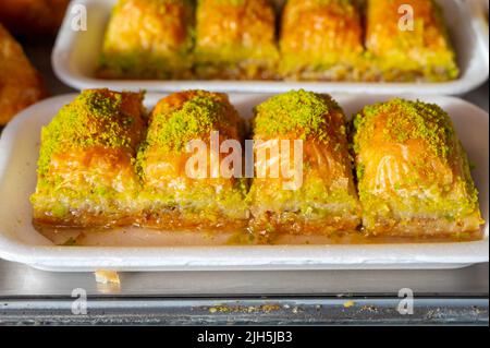 Dolce turco o arabo, baklava a base di pasta filo, ripieno di pistacchi tritati e zuccherato con sciroppo o miele, da vicino Foto Stock