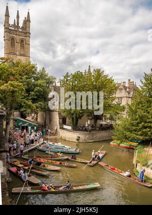 Oxford, Regno Unito. 15th luglio 2022. Meteo Regno Unito: Oxford, Regno Unito, 15th luglio 2022. Durante il clima caldo, Magdalen Bridge Boathouse fa affari brutto, con persone che vogliono rinfrescarsi e godersi un piacevole pomeriggio di punting sul fiume Cherwell nel centro di Oxford, Regno Unito. Il punting è una tradizione di Oxford apprezzata sia dalla gente del posto, dagli studenti e dai visitatori. Credit: Martin Anderson/Alamy Live News Foto Stock