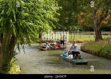 Oxford, Regno Unito. 15th luglio 2022. Meteo Regno Unito: Oxford, Regno Unito, 15th luglio 2022. Durante il clima caldo, le persone possono godersi un piacevole pomeriggio di escursioni sul fiume Cherwell nel centro di Oxford, Regno Unito. Il punting è una tradizione di Oxford apprezzata sia dalla gente del posto, dagli studenti e dai visitatori. Credit: Martin Anderson/Alamy Live News Foto Stock