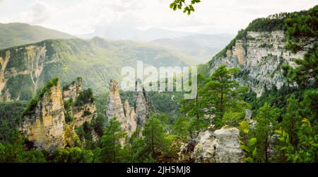 Vista panoramica panoramica sul paesaggio delle colonne di Sairme in estate con lo splendido sfondo verde delle montagne del caucaso. Gemma nascosta in Georgia Foto Stock