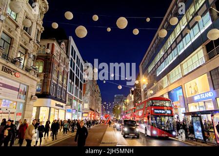 Oxford Street con luci di Natale di notte a Londra, Regno Unito: 31st ottobre 2015. I negozi vivaci e colorati di notte su Oxford Road a Londra Foto Stock