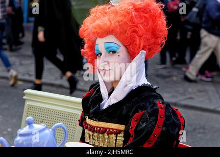 Bere tè con Mad Hatter a Camden Town Londra, Regno Unito: 31st ottobre 2015: Camden Town. I negozi vivaci e colorati di Camden sono uno dei più popolosi Foto Stock