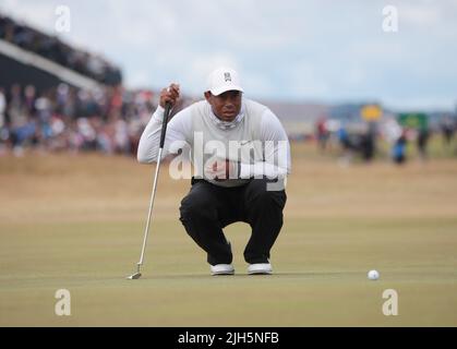 St.Andrews, Regno Unito. 15th luglio 2022. American Tiger Woods si allinea sul green 13th durante il secondo round del the150th Open Championship al St Andrews Golf Club di St Andrews, Scozia venerdì 15 luglio 2022. I boschi hanno finito il round nove su par e mancherà il taglio. Foto di Hugo Philpott/UPI Credit: UPI/Alamy Live News Foto Stock