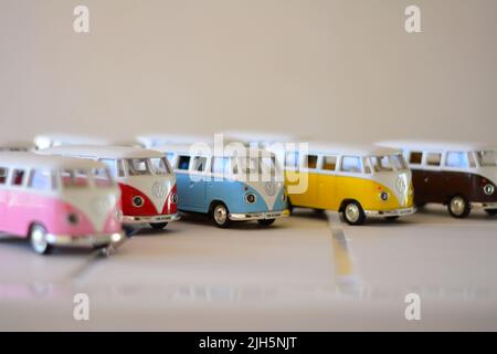 Ferro in miniatura, pressofuso, furgone in vari colori, Brasile, Sud America, vista laterale, fuoco selettivo, sfondo bianco, tagliato intenzionalmente, intenzionale Foto Stock