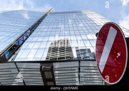 Una vista dello Shard guardando dritto dalla strada sottostante con un riflesso di un edificio vicino nelle finestre dello Shard. Foto Stock