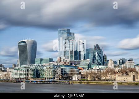 Una lunga esposizione dello skyline di Londra dal Tamigi Southbank guardando attraverso i moderni ed iconici edifici sul lato nord Foto Stock