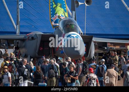 RAF Fairford, Gloucester, Regno Unito. 15 luglio 2022. Sotto un sole caldo, diverse centinaia di aerei militari di tutte le forme e dimensioni provenienti da tutte le epoche e paesi del mondo si riuniscono per uno dei più grandi airshow del mondo, che include una celebrazione speciale per celebrare il 75th anniversario dell'aviazione militare statunitense. Credit: Malcolm Park/Alamy Live News Foto Stock