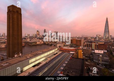 Un'immagine di alto livello dello skyline di Londra al tramonto, guardando attraverso il Tamigi verso la cattedrale di St Paul e Canary Wharf Foto Stock