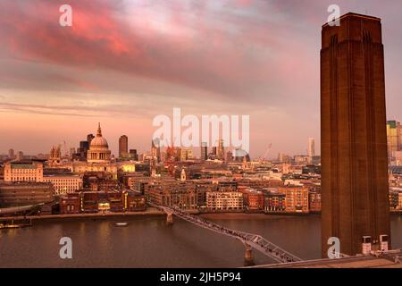 Un'immagine di alto livello dello skyline di Londra al tramonto, guardando attraverso il Tamigi verso la cattedrale di St Paul e Canary Wharf Foto Stock