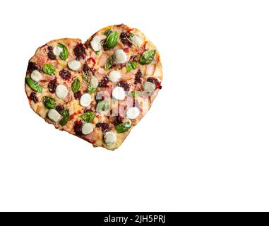 Pizza di frutta rossa con basilico a forma di cuore Foto Stock